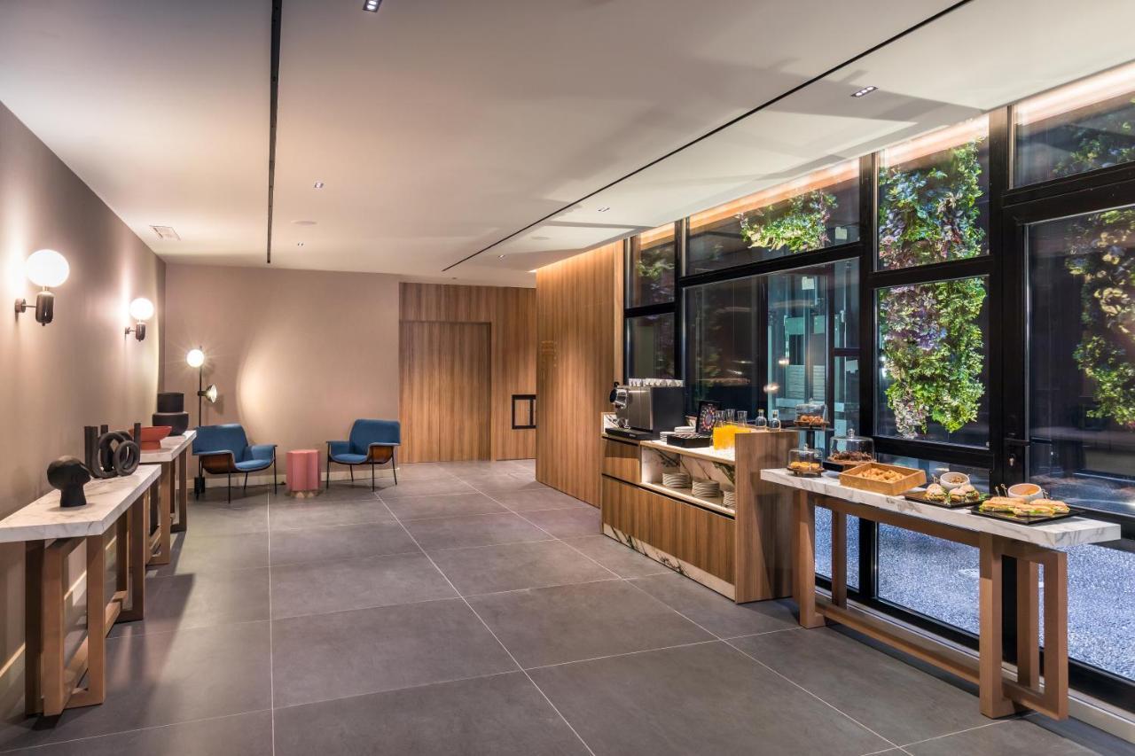 Hotel Barcelo Funchal Oldtown Exterior foto The lounge at London Heathrow Airport