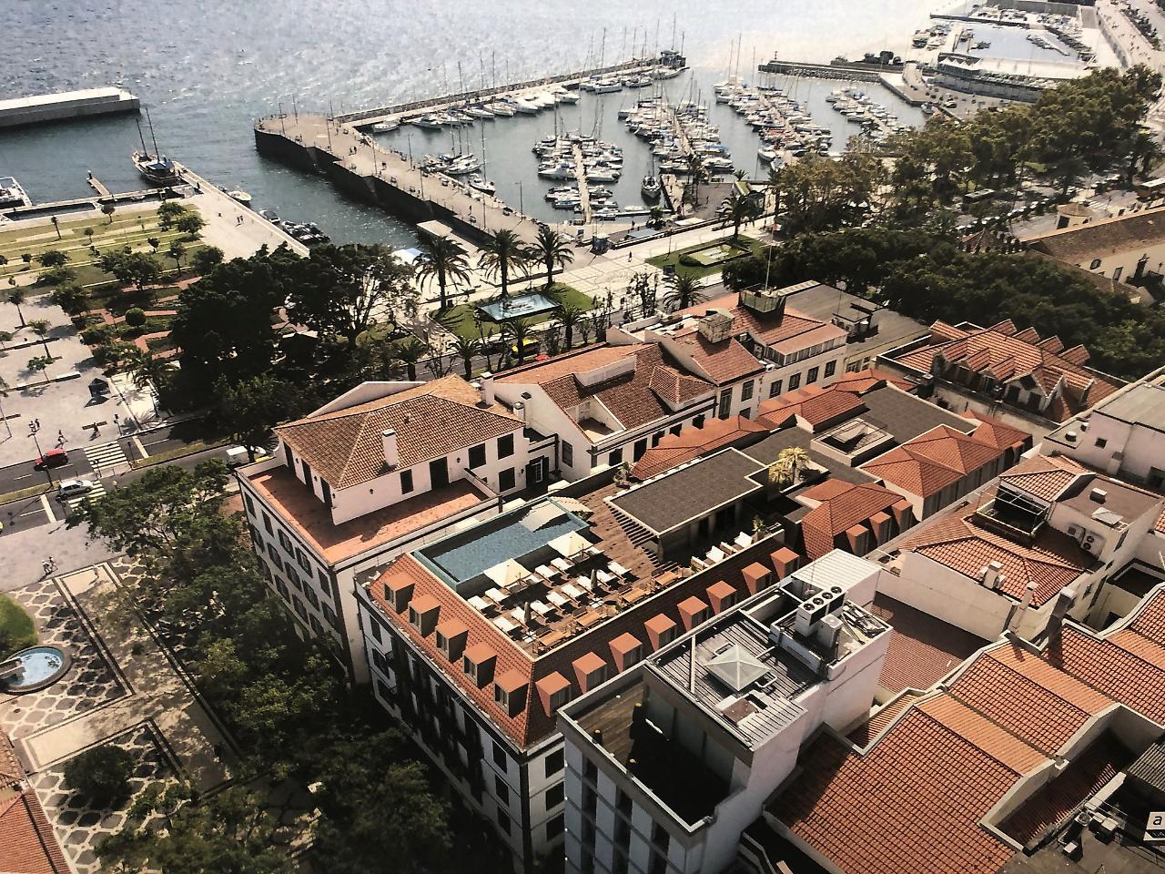 Hotel Barcelo Funchal Oldtown Exterior foto The rooftop pool at the Hotel de la Paix